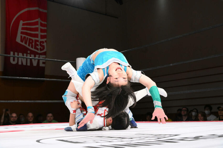 回転足折り固めを決める風城（C）TJPW