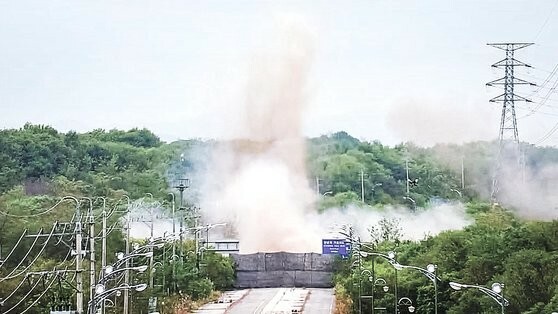 北朝鮮が１５日、東海線（トンヘソン）と京義線（キョンウィソン）の南北連結道路を爆破した。韓国軍は北朝鮮の挑発的行為に対応する次元で軍事境界線（ＭＤＬ）以南地域で対応射撃を実施した。韓国合同参謀本部は「北朝鮮軍は１５日正午ごろ、京義線および東海線一帯で連結道路遮断目的（推定）の爆破行為を行った」とし「現在は重装備を投入して追加作業を進めている」と明らかにした。写真はこの日、合同参謀本部が公開した南北連結道路爆破の様子。［写真　韓国合同参謀本部］