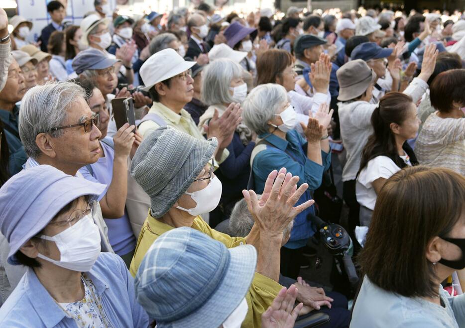 衆院選が公示され、候補者の街頭演説に耳を傾ける有権者ら＝15日午前、東京・池袋駅東口