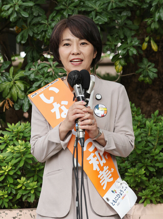 兵庫県知事選が告示され、第一声を上げる前尼崎市長の稲村和美氏＝３１日午前、神戸市中央区