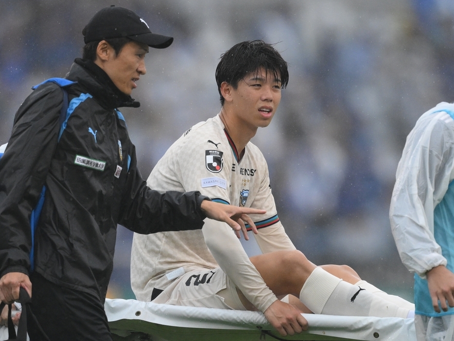 負傷交代したDF高井幸大(J.LEAGUE)