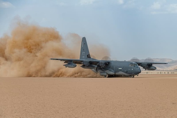 ジブチの砂漠に着陸したアメリカ空軍のHC-130J。C-130もある程度の滑走路非依存性を持っているのが分かる（画像：アメリカ空軍）。