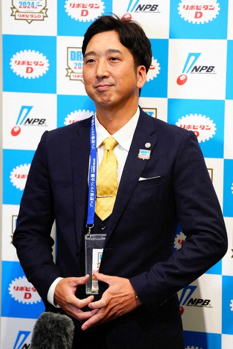 ＜2024プロ野球ドラフト会議＞1位指名を終え取材に応じる阪神・藤川監督（撮影・西尾大助