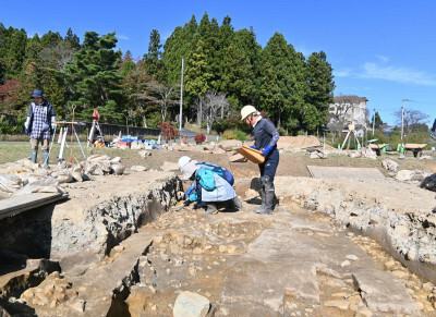 発掘調査を進める平泉文化遺産センター職員ら