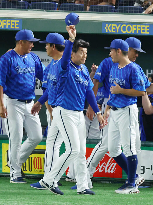 巨人に勝利し、声援に応えるＤｅＮＡの三浦監督（中央）＝１７日、東京ドーム