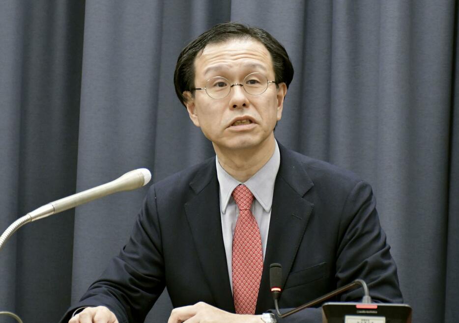 記者会見する財政審分科会の土居丈朗部会長代理＝28日午後、財務省