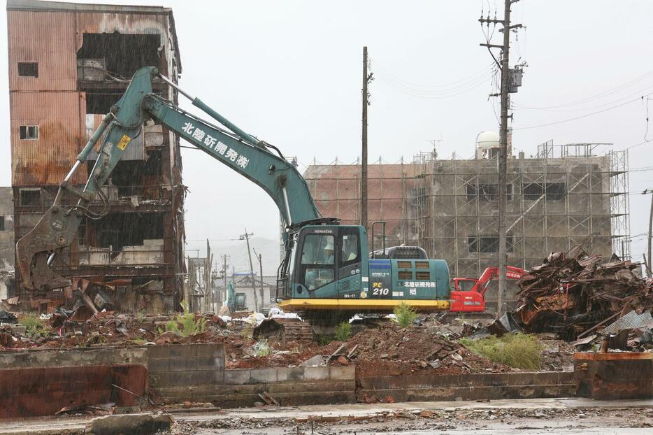 公費解体作業が続く石川県輪島市の「輪島朝市」周辺＝7日午後