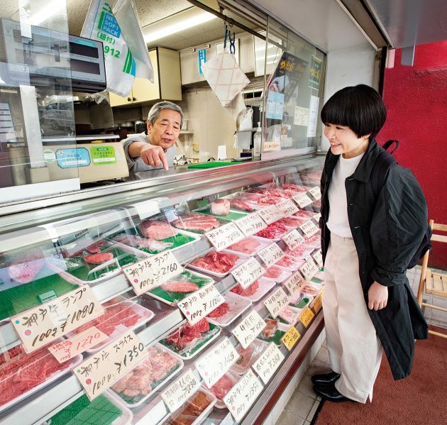 「今日はステーキにしようかな。」髙山さん 、「なら、このランプ肉だよ。」とらや店主、佐藤さん