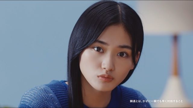 綾瀬はるか出演、「ベンザブロックプレミアム」のCM「あなたのかぜに青」篇に出演している女性は？