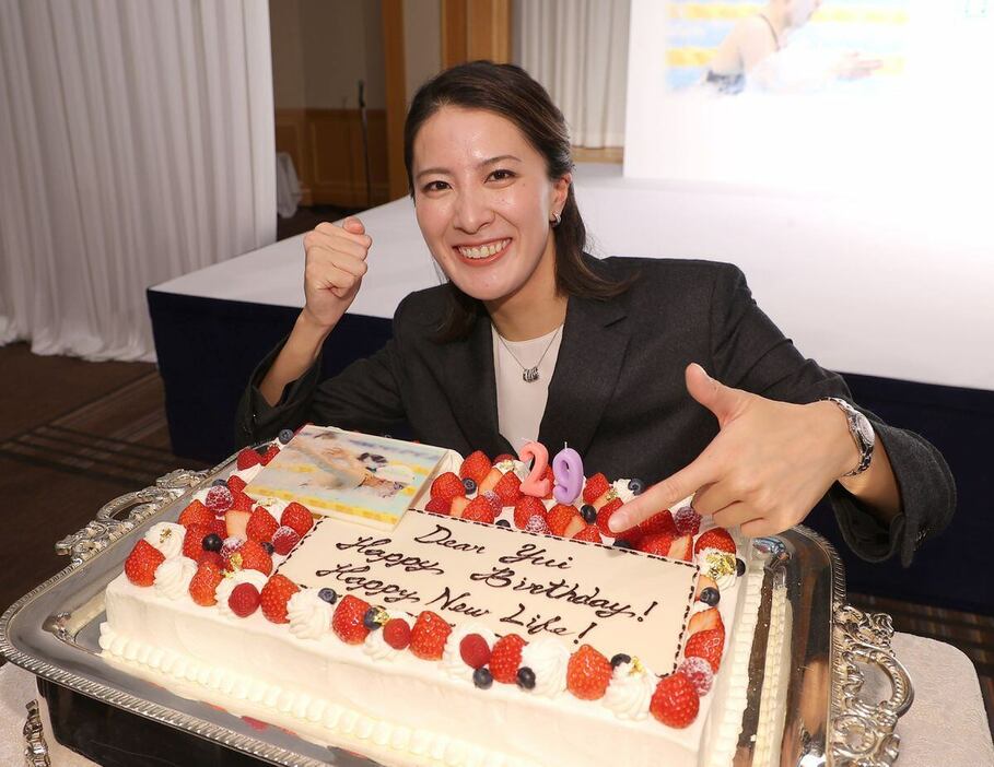 引退会見で誕生日ケーキを前に笑顔を見せる大橋悠依＝東京・内幸町（撮影・中井誠）