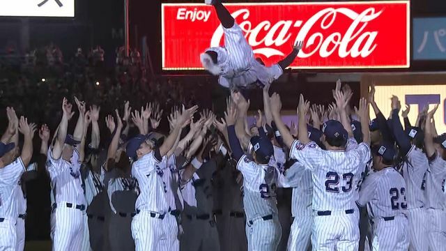 胴上げされる青木宣親選手