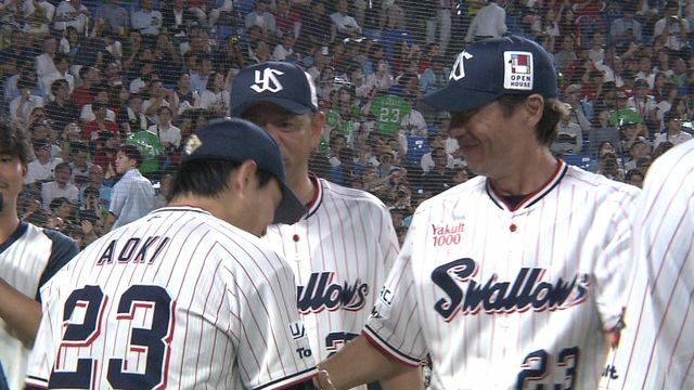 試合後の高津臣吾監督と青木宣親選手