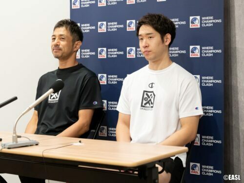 記者会見に出席した朝山HC（左）とキャプテンの上澤（右）[写真]＝EASL