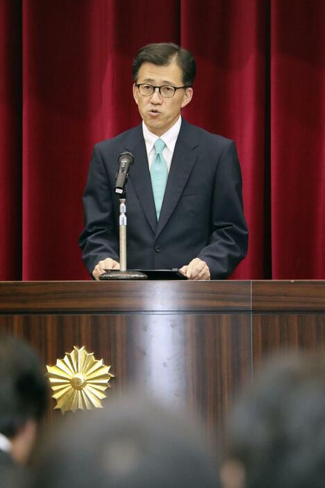 4都県警の捜査幹部らに訓示する警視庁の親家和仁刑事部長＝18日午後、警視庁本部