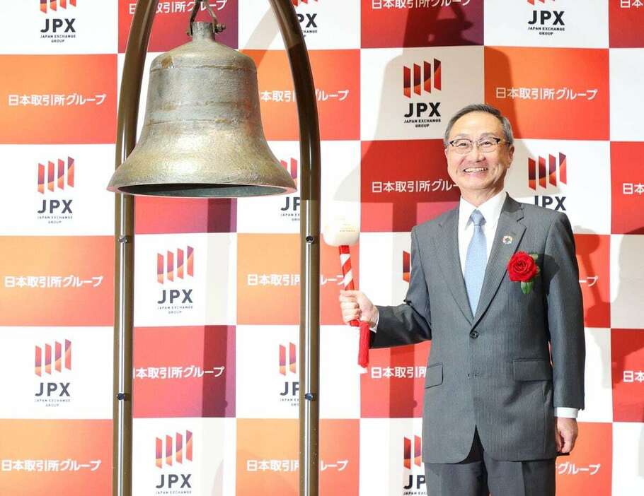 セレモニーで打鐘し、笑顔を見せる東京メトロの山村明義社長＝23日午後、東京都中央区の東京証券取引所（酒井真大撮影）