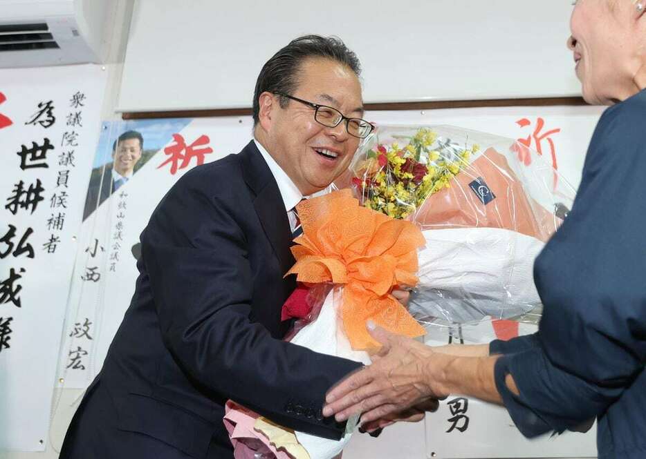 当選が確実となり、花束を受け取る和歌山2区の世耕弘成氏　＝27日午後8時7分、和歌山県田辺市（彦野公太朗撮影）