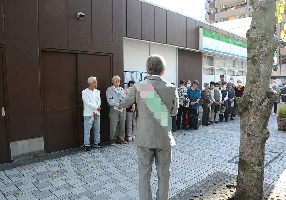 比例代表に重複立候補せず、有権者に訴える自民党候補＝１５日午後（画像の一部を修整しています）