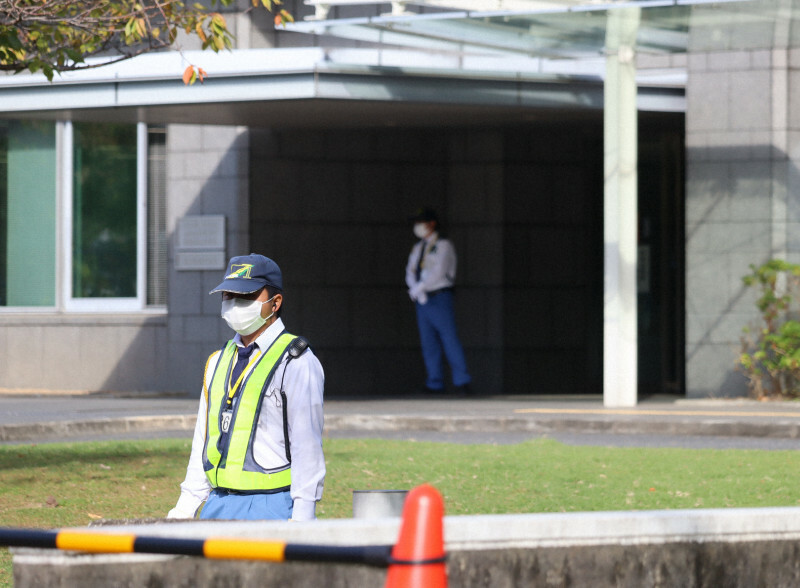 山上徹也被告の第5回公判前整理手続きを前に奈良地裁で警戒する警備員＝奈良市で2024年10月22日午前9時16分、木谷郁佳撮影