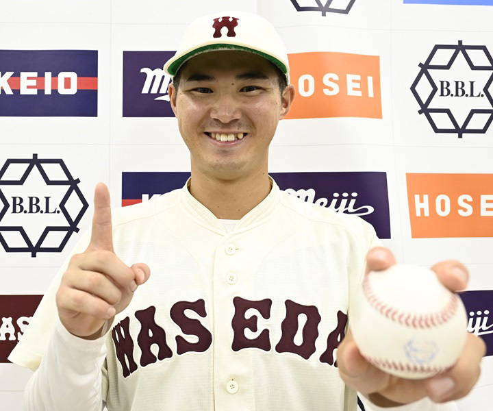 早大・前田はリーグ戦初本塁打にポーズを見せた[写真=矢野寿明]