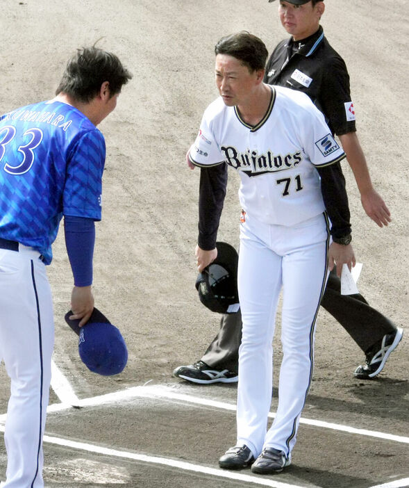 メンバー表交換をするオリックス岸田護新監督（手前はDeNA・桑原２軍監督代行