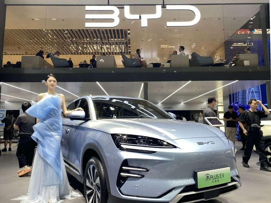 北京国際モーターショーでの中国EV最大手、比亜迪（BYD）のブース＝4月、北京市（三塚聖平撮影）