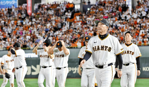 観客へのあいさつを終え、ベンチに戻る巨人の阿部監督（２１日、東京ドームで）