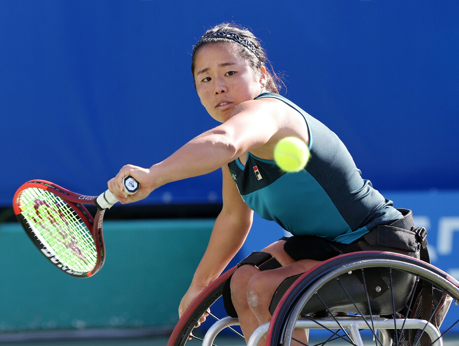 車いす部門の女子シングルス決勝でプレーする上地結衣＝２０日、大阪・モリタテニスセンター靱