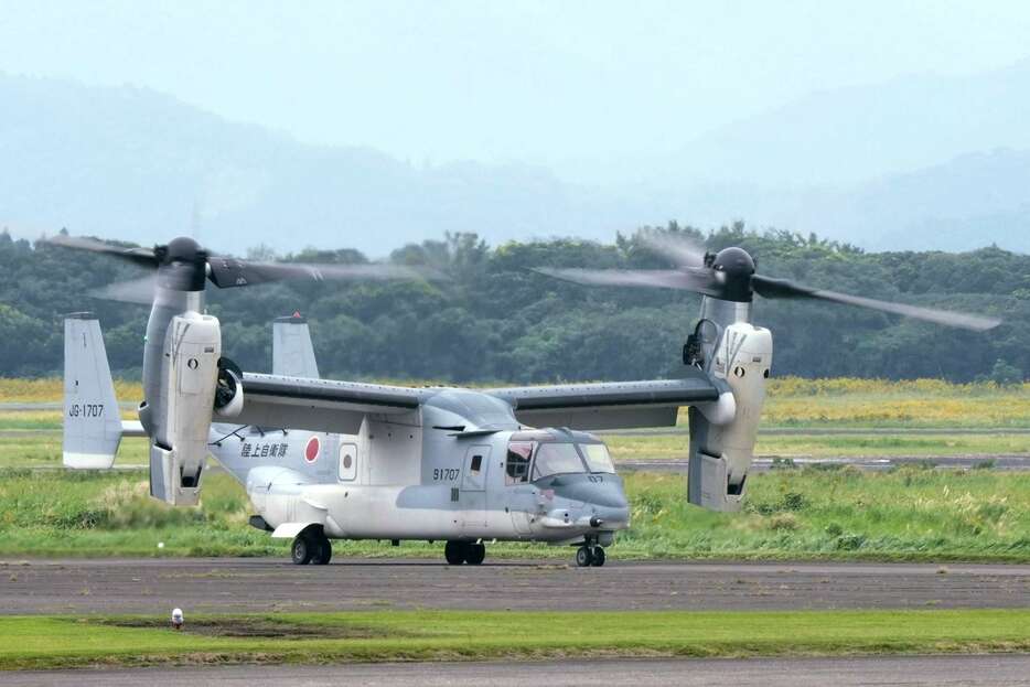 ２３日に緊急着陸し点検を受けた陸自木更津駐屯地のＶ２２オスプレイ＝２４日午前９時５３分、海自鹿屋基地