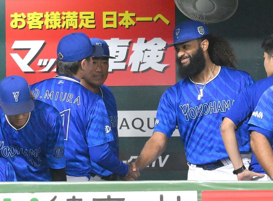 　中４日で７回無失点の好投を見せ、三浦監督（左）と握手を交わすジャクソン（撮影・伊藤笙子）