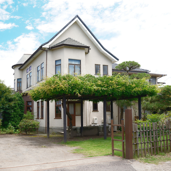 急勾配の屋根が特徴的な洋館部分には出窓が3カ所ある。出窓の上部にはそれぞれ銅板葺きの庇や尖り帽子のような丸屋根が架けられている。