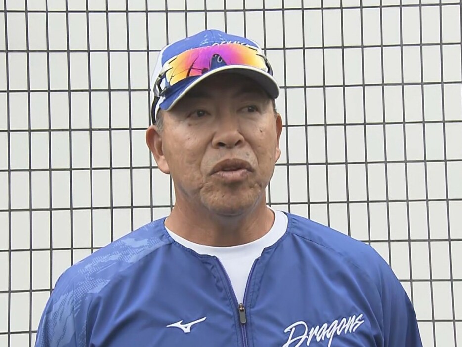 取材に応じる井上一樹二軍監督 10月3日午前10時半ごろ