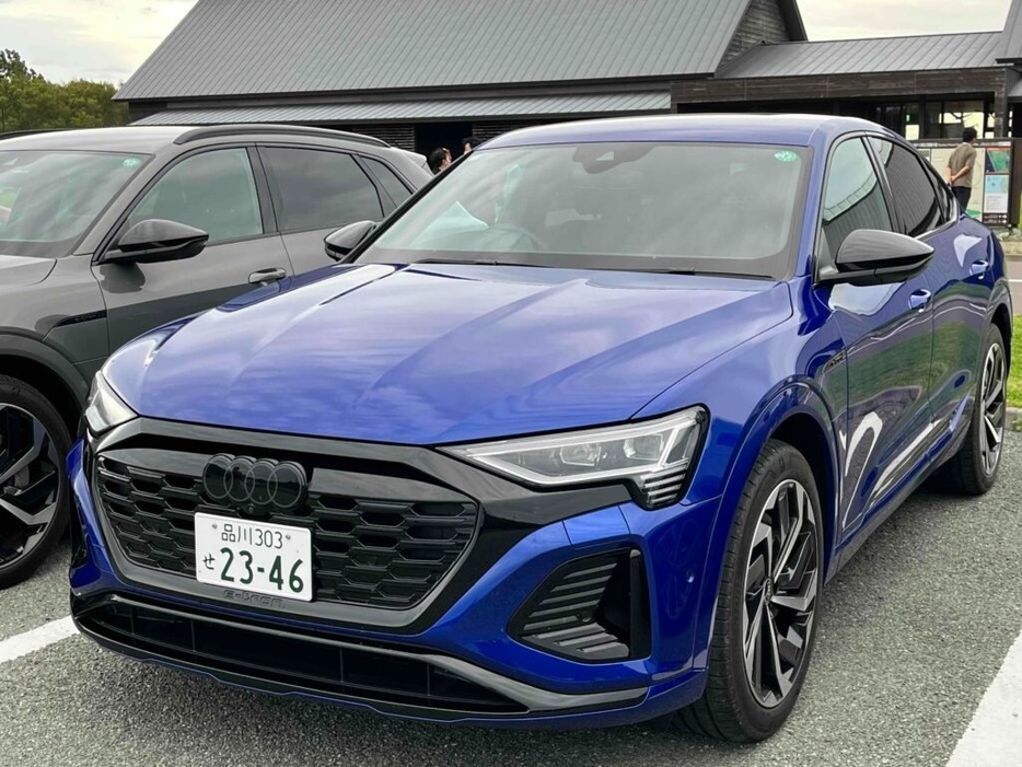 写真は、Audiの電動SUVの中でもフラッグシップモデルに位置する、Q8 Sportback e-tron。1回の充電で最大501km走行可能。北海道では1日で300km近くを走行しました！