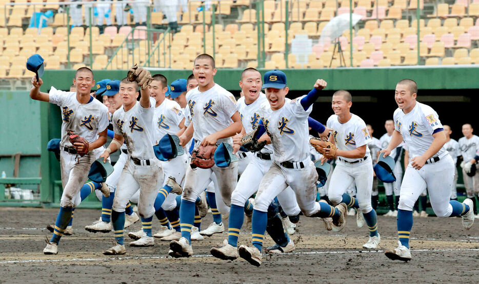 準決勝で快勝し笑顔で駆け出す聖光学院ナイン（カメラ・山崎　賢人）