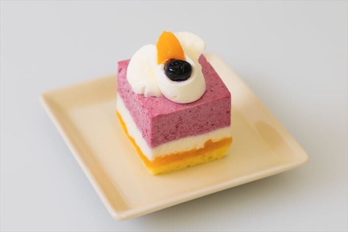 しゅわっと甘酸っぱさが広がる『パフェケーキ ヨーグルトジャーマニー』