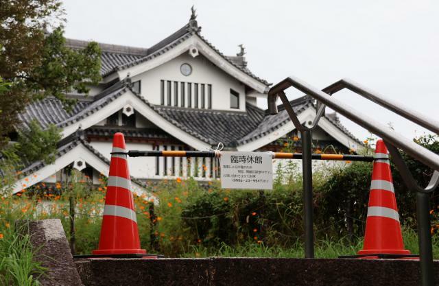 落雷で長期休館している都城歴史資料館＝２日午後、都城市都島町