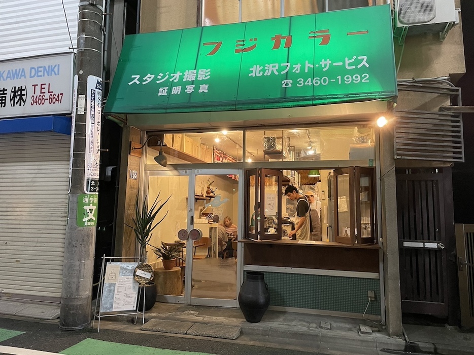 お店は一見、写真屋さんですが、中に入ればカレー屋さんです