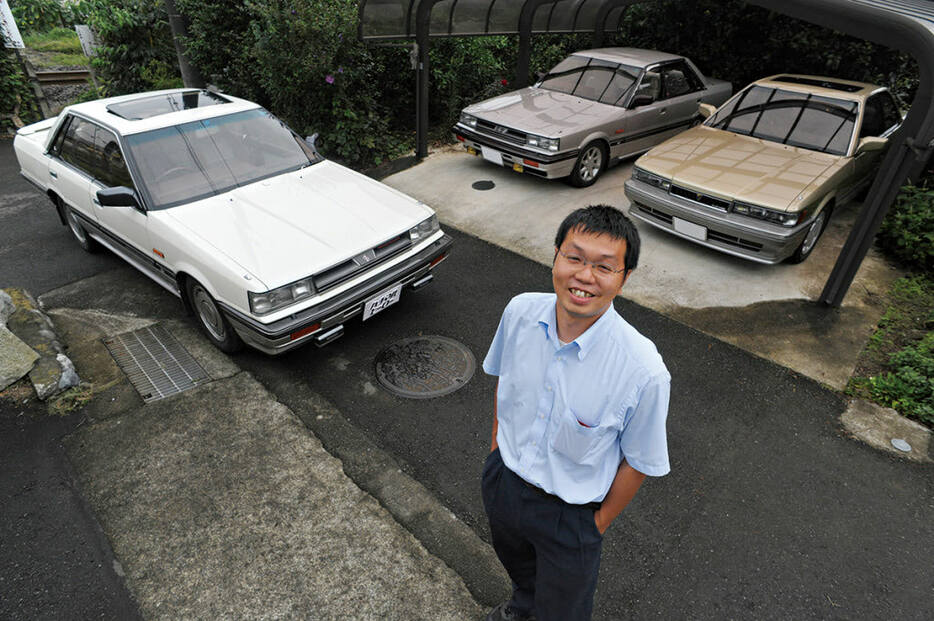 自宅車庫には所有車が3台並ぶ。家族の、ではなくすべて吉田さんの所有というから恐れ入る