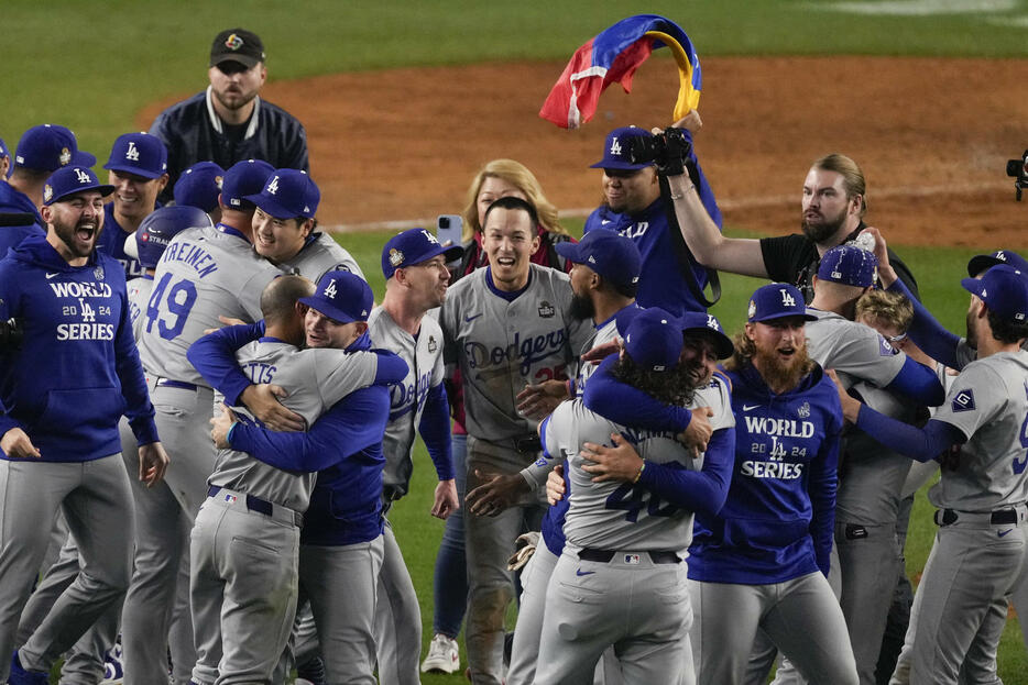 ワールドシリーズを制し抱き合う大谷翔平ら（AP）