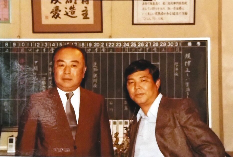 東先生役の東野英心さん（右）と曽根先生役の藤田康雄さん（藤田万之葉さん提供）