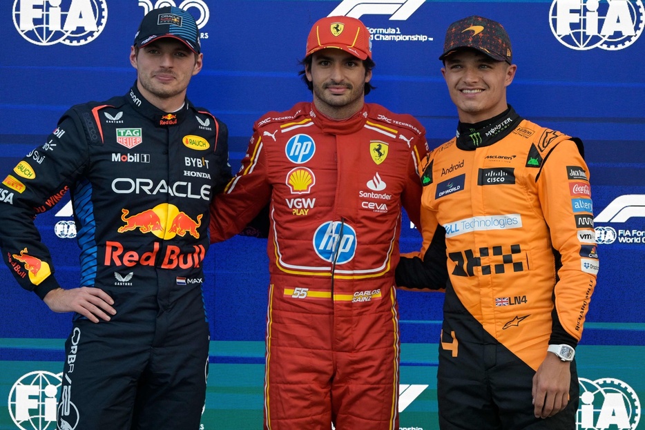 24F1第20戦、メキシコシティGP予選。（左から）2番手に入ったレッドブルのマックス・フェルスタッペン、ポールポジションを獲得したフェラーリのカルロス・サインツ・ジュニア、3番手に入ったマクラーレンのランド・ノリス（2024年10月26日撮影）。【翻訳編集】 AFPBB News