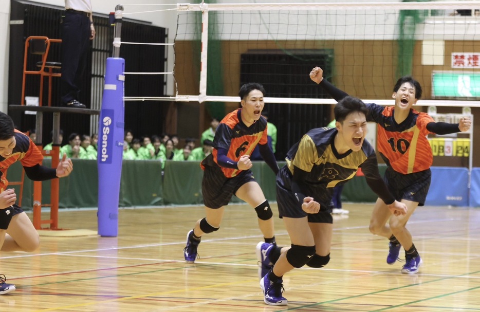 昨年の国体準々決勝、駿台学園高が中心の東京都を破り、歓喜に沸く山口県の選手たち。今大会はともにシードとして7日（月）から登場