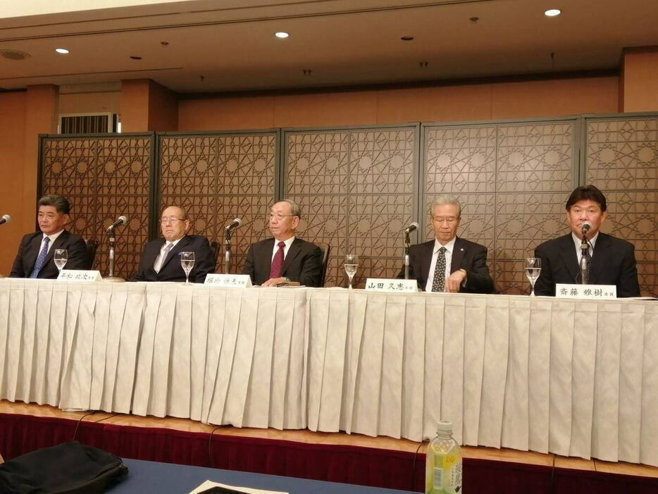 記者会見する堀内委員長（中央）ら「沢村賞」選考委員の5人