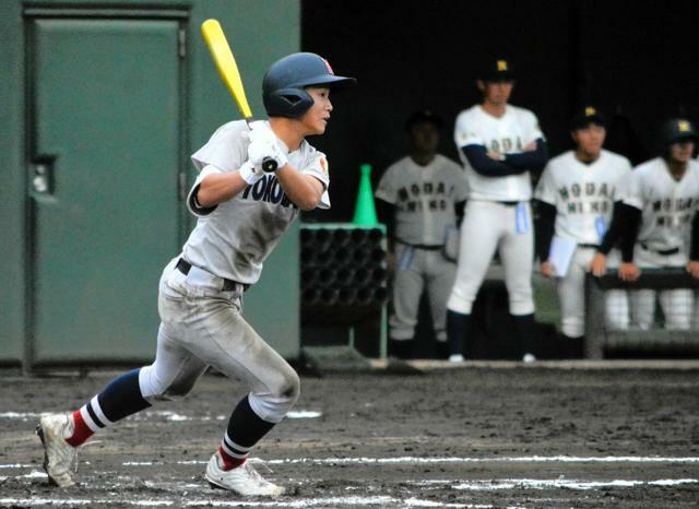 六回裏2死一、二塁、2点適時打を放った横浜の奥村凌大=2024年10月28日、保土ケ谷、中嶋周平撮影