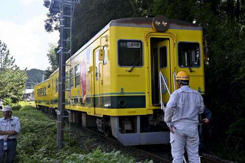 脱線したいすみ鉄道の列車（４日、千葉県いすみ市で）