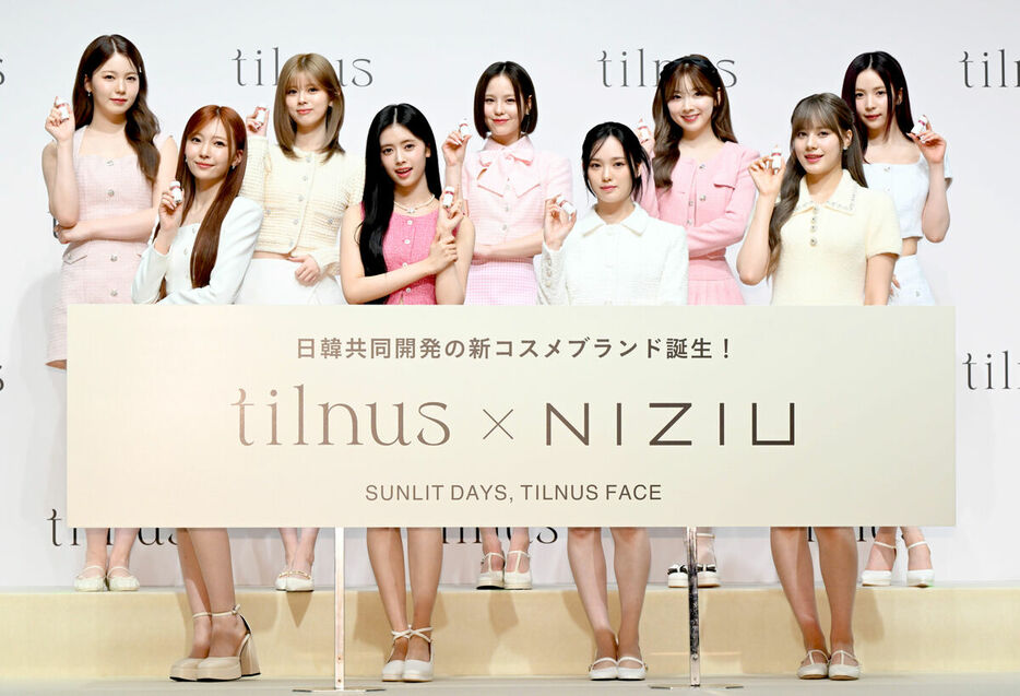 日韓共同開発コスメ「tilnus」の発表会に登壇したNiziUの（前列左から）MAYUKA、RIMA、RIO、NINA、（後列左から）AYAKA、RIKU、MAKO、MIIHI、MAYA