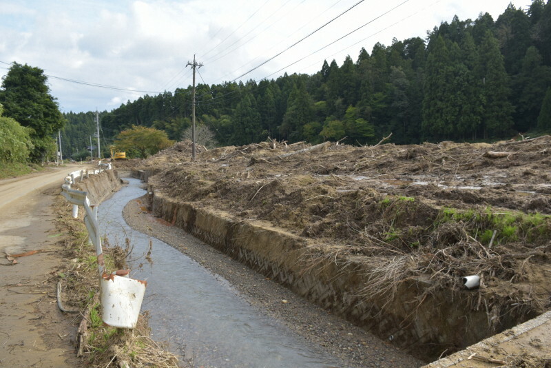 能登豪雨で土砂や流木の下敷きとなり、原形がわからなくなっている田んぼ＝石川県珠洲市で2024年10月16日午後2時36分、砂押健太撮影