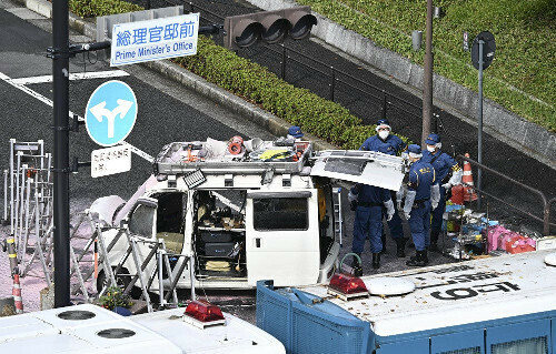 首相官邸に突っ込もうと入り口付近で止まった車両を調べる警察官（１９日午前８時３５分、東京都千代田区で）＝西孝高撮影