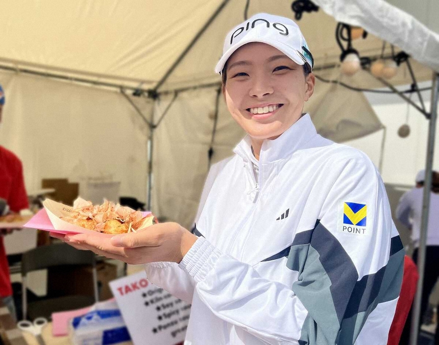 たこ焼きを手に笑顔を見せる渋野日向子