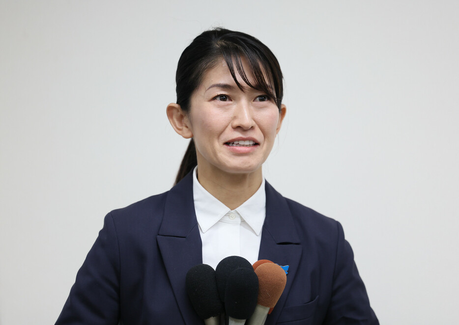 当選確実の一報を受け、取材に応じる自民党の森下千里氏＝２７日午後、宮城県石巻市