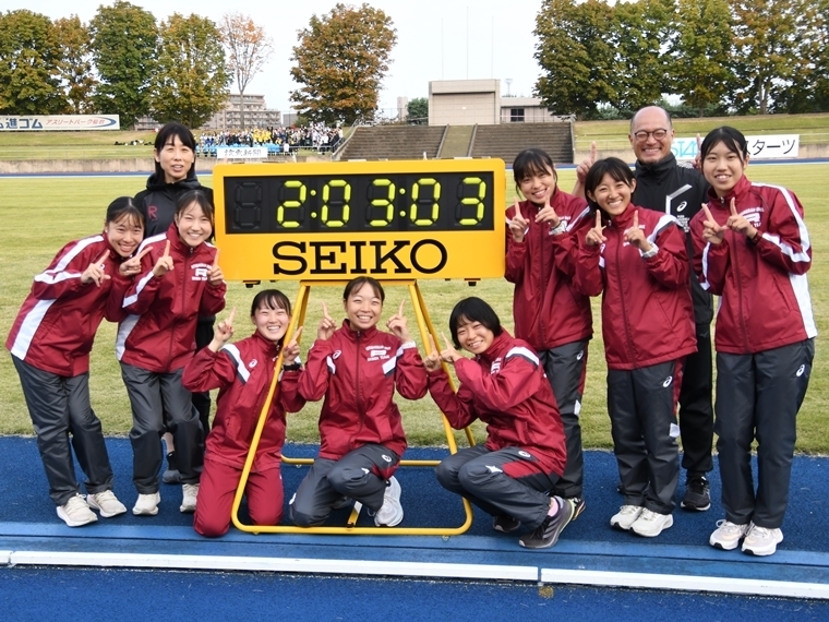 優勝タイム「2時間03分03秒」の計時に集まり記念撮影する立命館大学の選手たち（撮影・井上翔太）